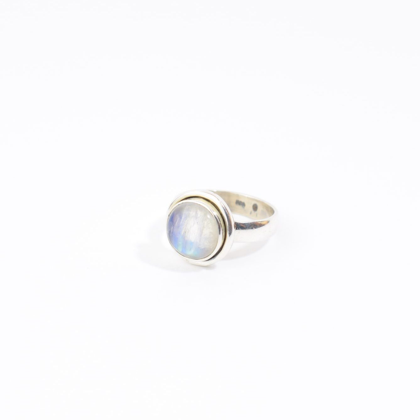 Bague ronde Pierre de Lune et argent – Image 4