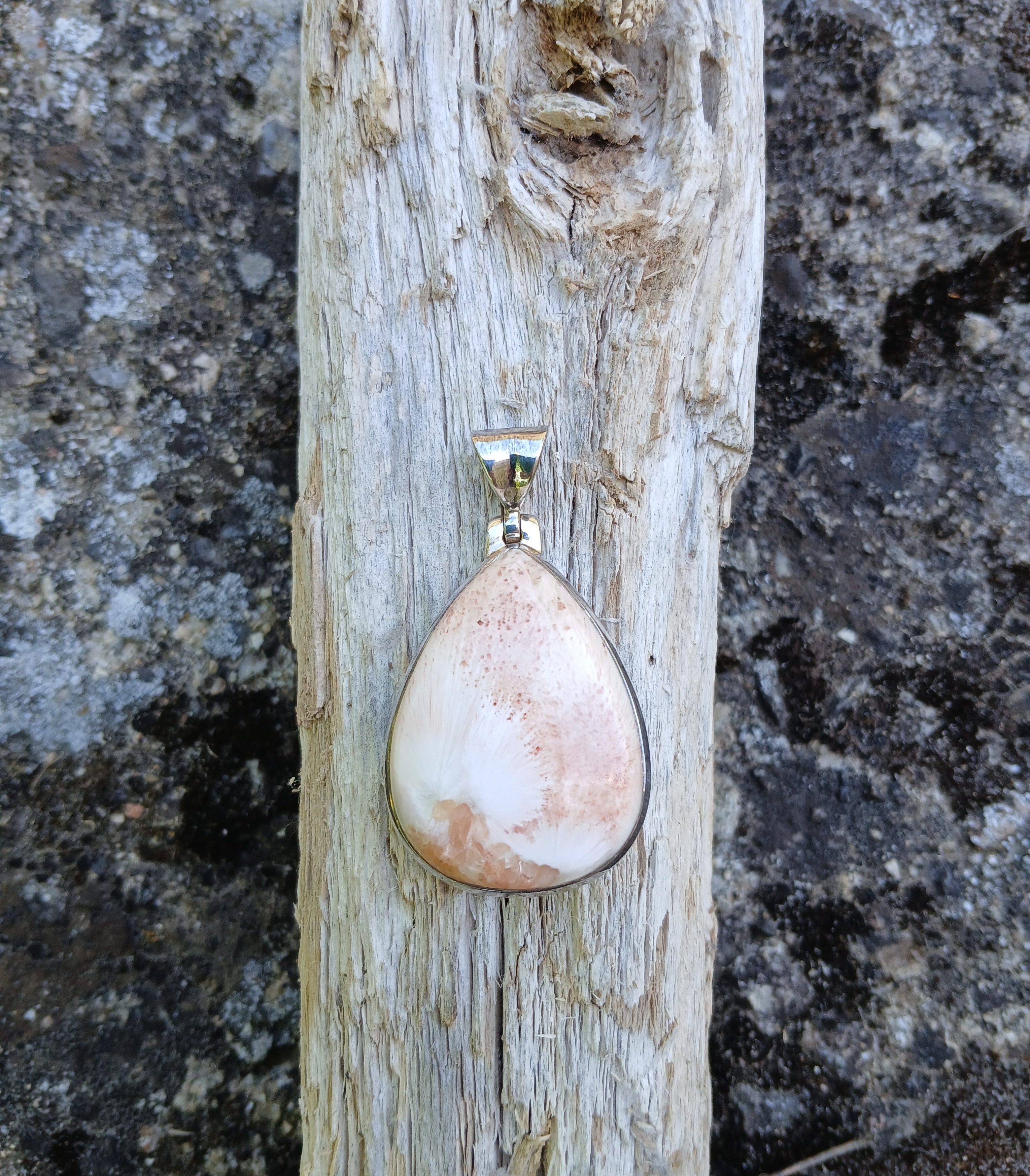 Pendentif belle goutte Scolécite rose et argent