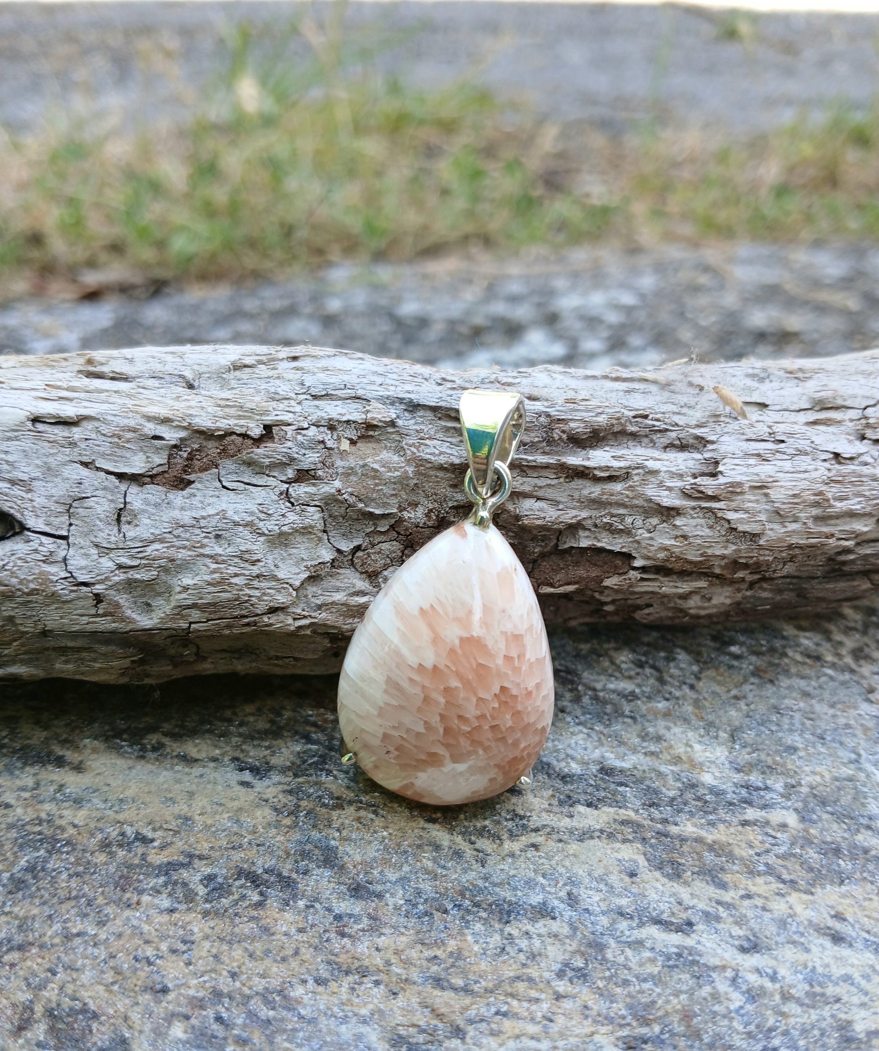 Pendentif goutte Scolécite rose et argent