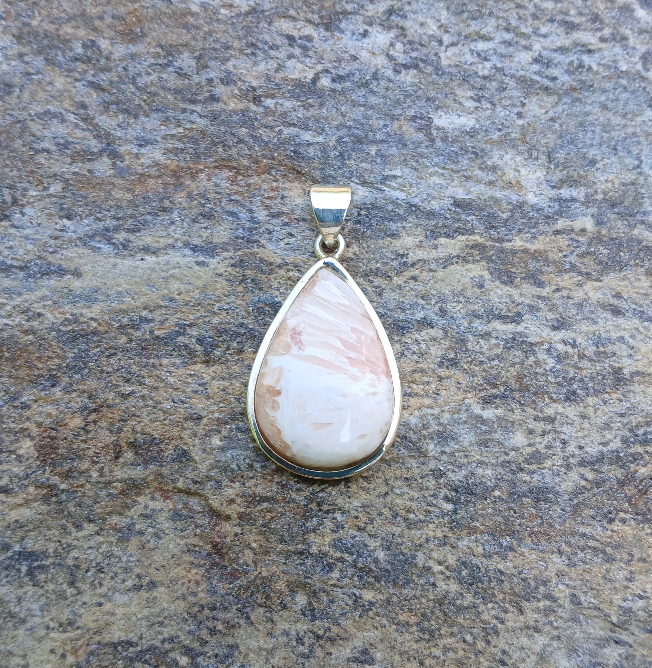 Pendentif Scolécite rose et argent