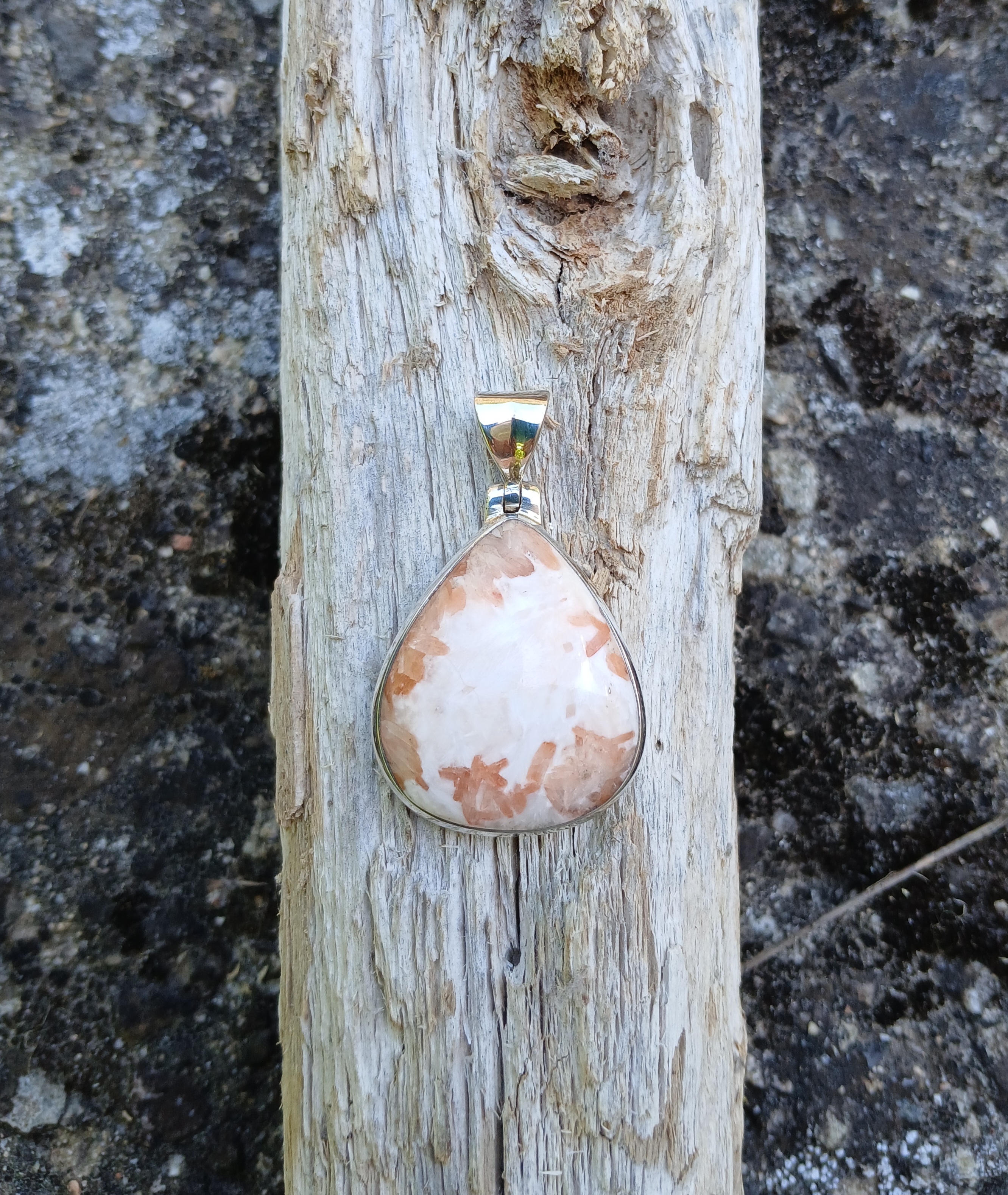 Pendentif Scolécite rose goutte