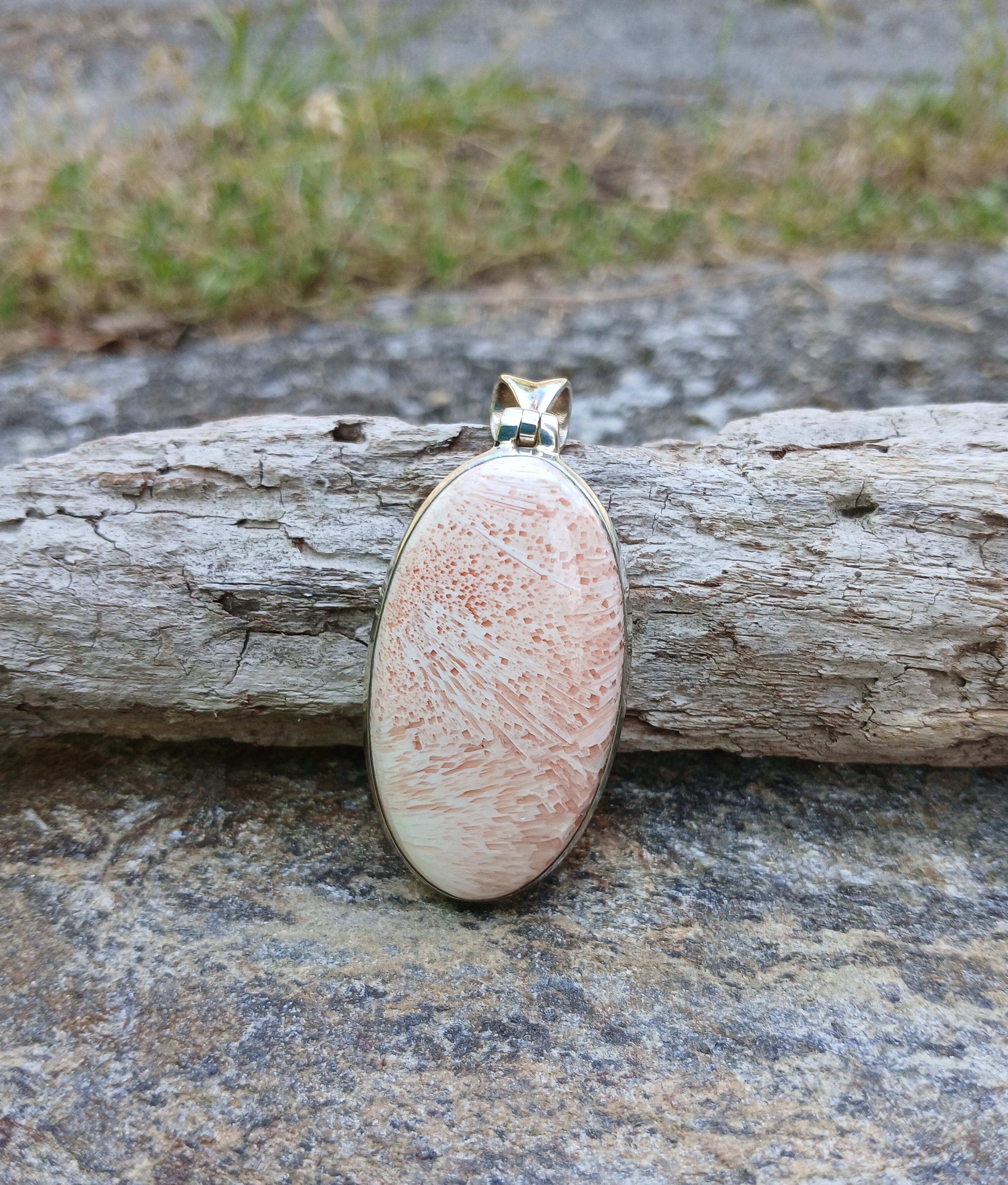 Pendentif ovale Scolécite rose et argent