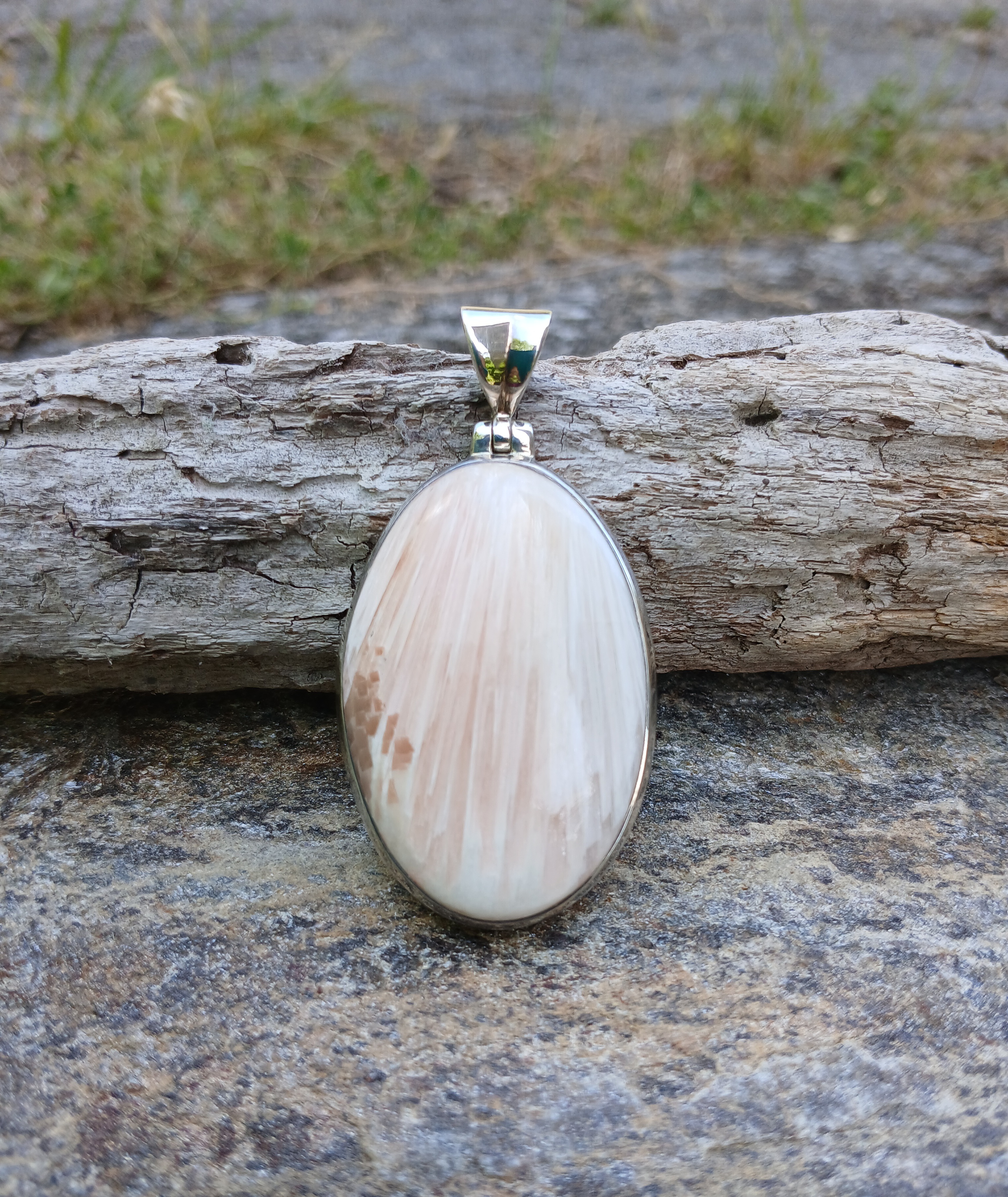 Pendentif Scolécite rose et argent ovale