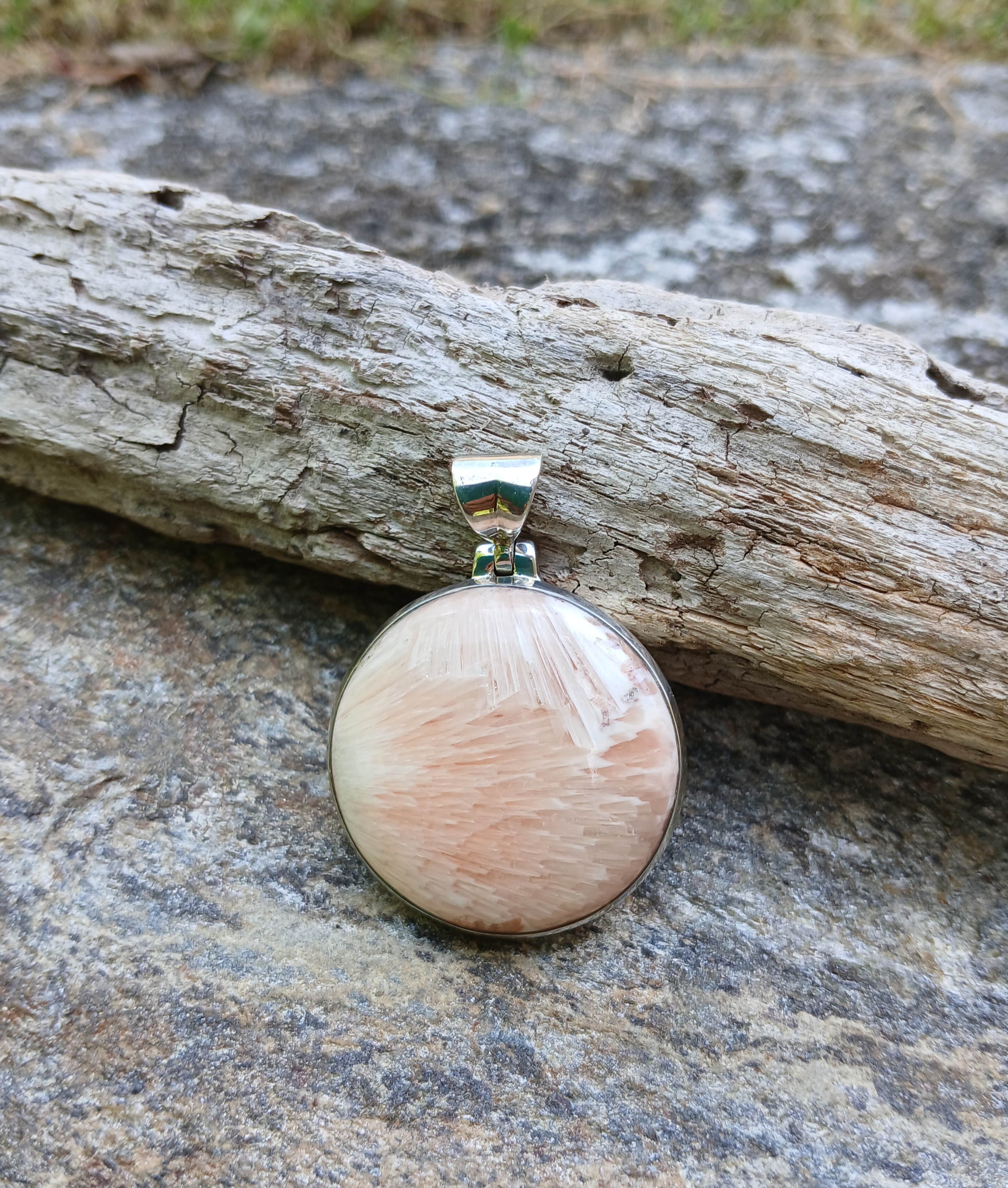Pendentif rond Scolécite rose et argent
